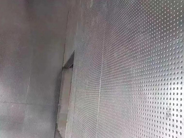 如何確保防爆墻施工中的墻體平整度？